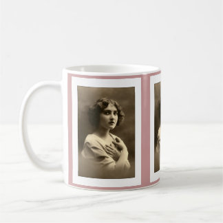 Victoriansk kvinna armarna korsade kaffemugg