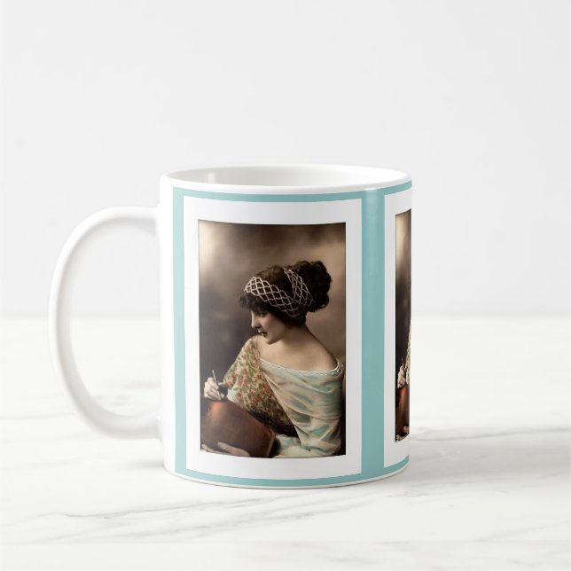 Victoriansk kvinna med hår uppsatt med pärlor kaffemugg (Vänster)