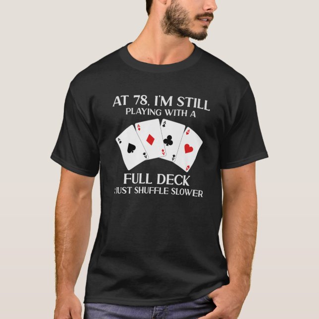 Vid 78 års ålder spelar jag fortfarande med Fullt  T Shirt (Framsida)