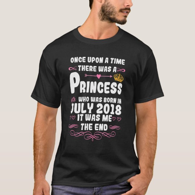 Vid en gång hölls en prinsessa i juli 2018 Bi T Shirt (Framsida)