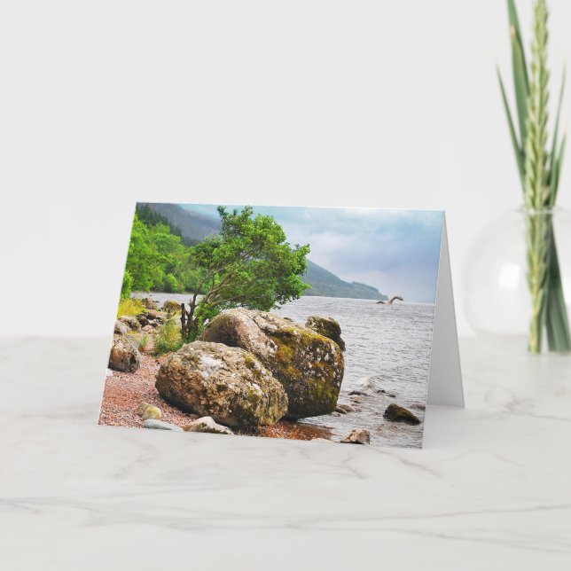 Vid Loch Ness kuster med monstret Kort (Framsida)