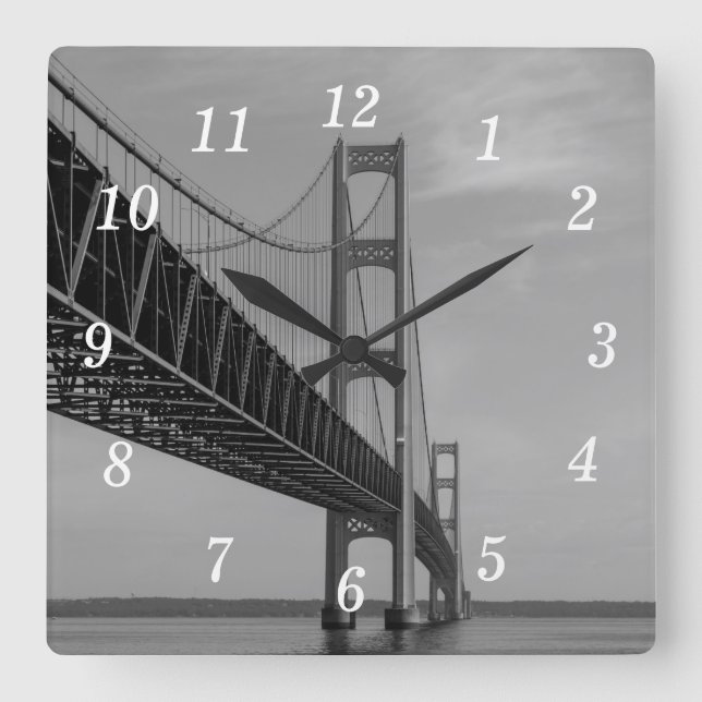 Vid Mackinac Bridge Grayscale Wall Clock Fyrkantig Klocka (Framsida)