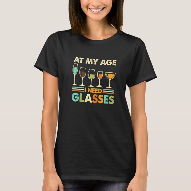 Vid min ålder behöver jag glas som dricker t shirt (Framsida)