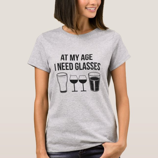 Vid min ålder behöver jag glasögon t shirt (Framsida)