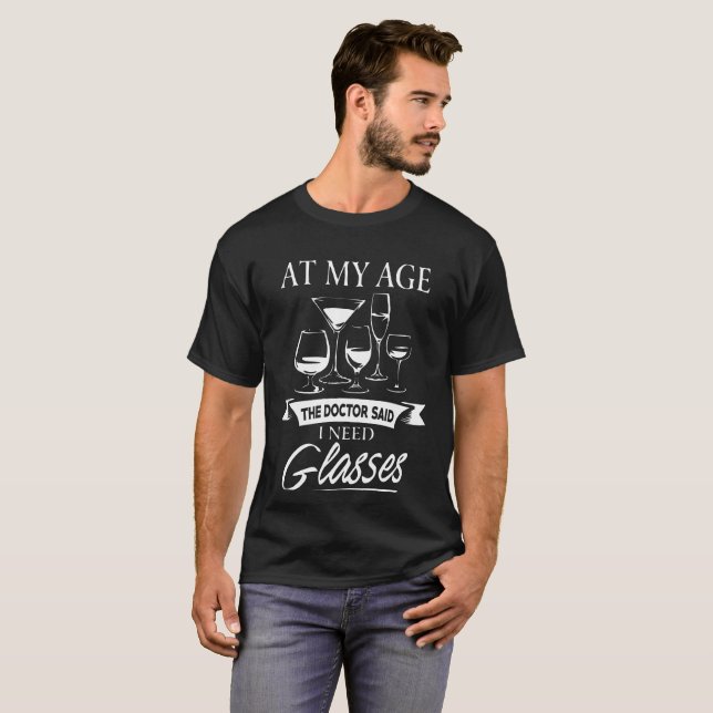 Vid min ålder sa Doktor att jag behöver glasögon,  Tee Shirt (Hel framsida)