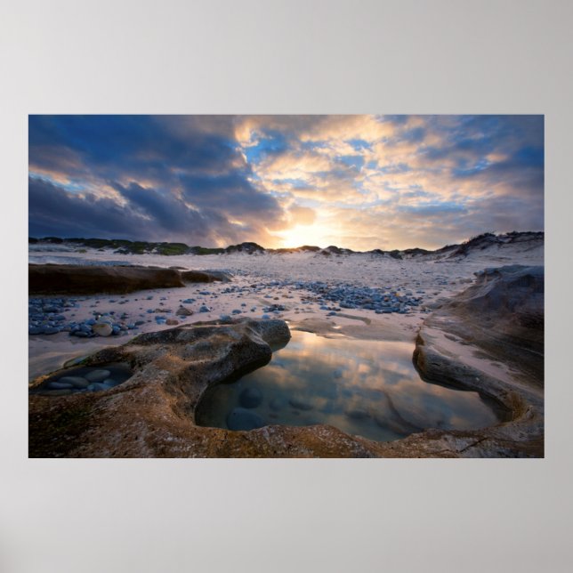 Vid solnedgång i en puddle poster (Framsidan)