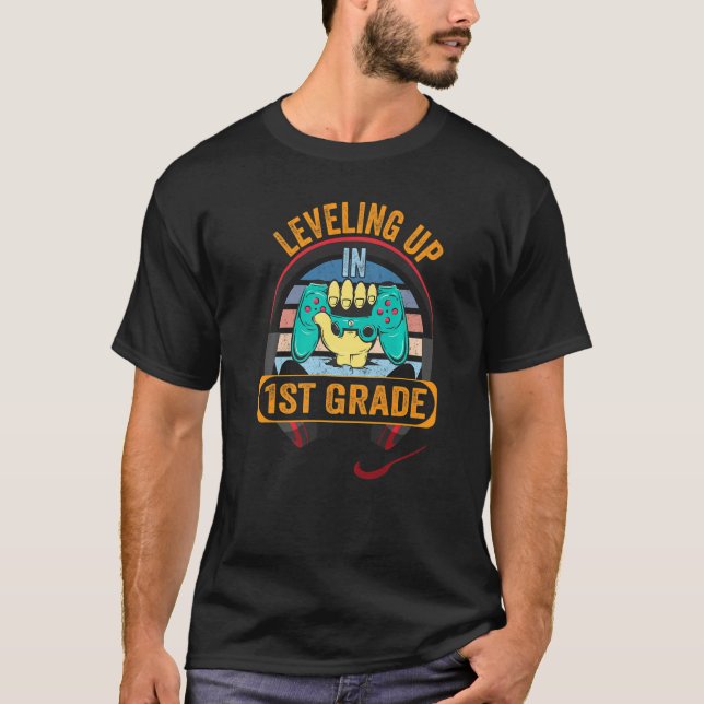 Video Gaming for students Leveling up in First Gra T Shirt (Framsida)