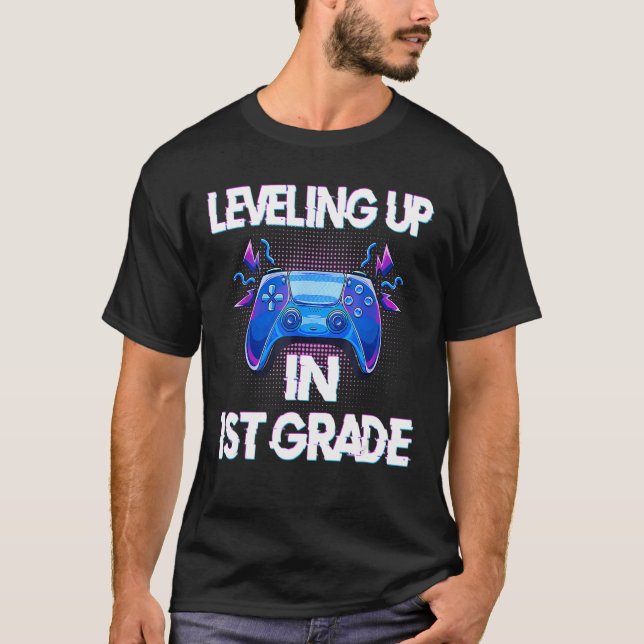 Video Gaming students Leveling up in First Grade T Shirt (Framsida)