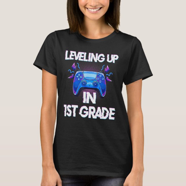 Video Gaming students Leveling up in First Grade T Shirt (Framsida)
