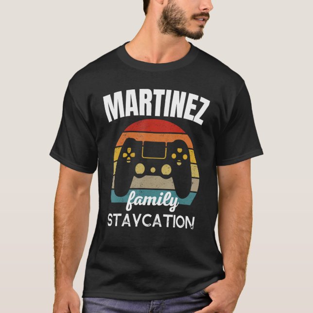 Videospelavacation för Martinez Family Staycation T Shirt (Framsida)