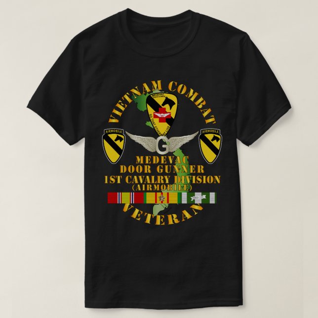 Vietnam Combat Veteran Medevac Door Gunner w 1st C T Shirt (Design framsida)