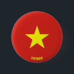 Vietnam Flagga Charming Patriotic Knapp<br><div class="desc">Vietnam Flagga Charming Patriotic Button med Vietnams flagga tryckt över hela knappen. Land namn är delvis integrerat i utformningen på grund. Anpassadet är helt och hållet "Anpassa den!" ingår. Den vackra Vietnamknappen är snyggtens gåva till alla tillfälle. © 20210000000000000</div>