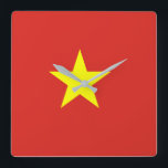 Vietnam flagga fyrkantig klocka<br><div class="desc">Den vietnamesiska flagga är en stjärna på ett fält. De använda färgerna i flagga är röda,  gult. Proportionera av den vietnamesiska flagga är 2:3. Flagga av Vietnam adopterades i 1945.</div>
