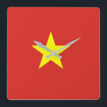 Vietnam flagga fyrkantig klocka<br><div class="desc">Den vietnamesiska flagga är en stjärna på ett fält. De använda färgerna i flagga är röda,  gult. Proportionera av den vietnamesiska flagga är 2:3. Flagga av Vietnam adopterades i 1945.</div>