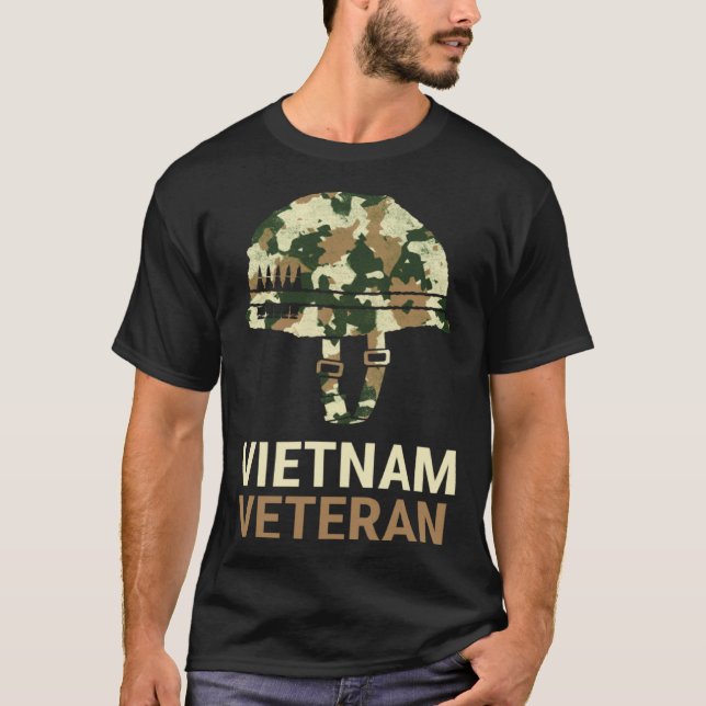 Vietnam Veteran Camo Helmet T Shirt (Framsida)