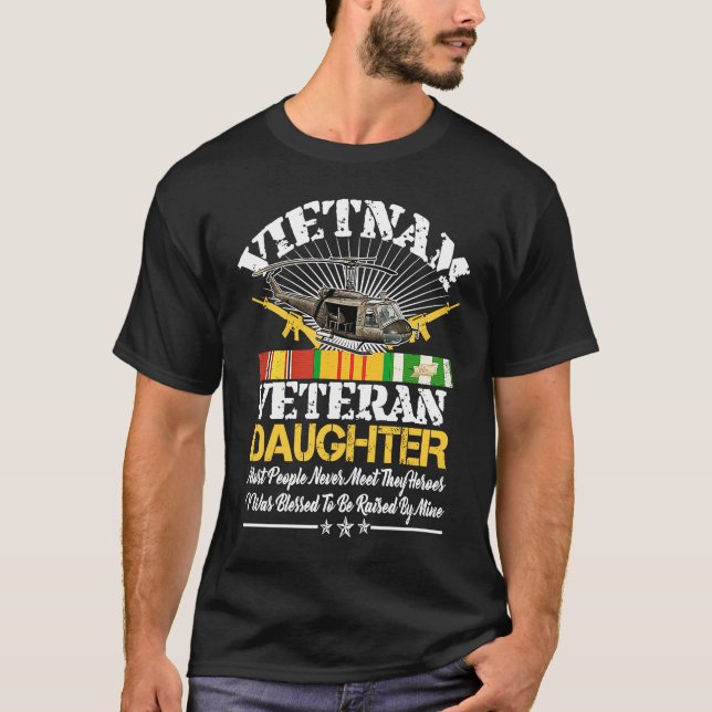 Vietnam Veteran Daughter  Raised By My Hero Milita T Shirt (Framsida)