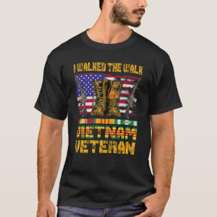 Vietnam-veteran med amerikansk flagga och stridsst t shirt