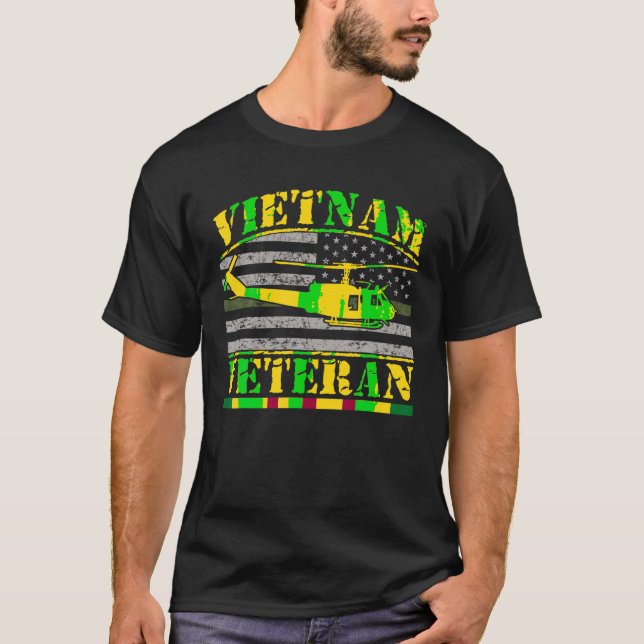 Vietnam Veteran UH 1 Huey Helicopter Crew T Shirt (Framsida)