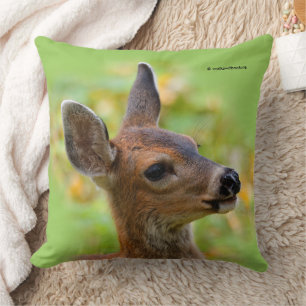 Vignetted Porträtt of Smiling Blacktail Hjort Fawn Kudde
