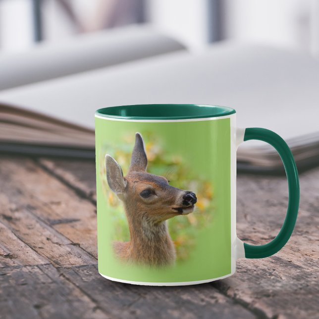 Vignetted Porträtt of Smiling Blacktail Hjort Fawn Mugg (Vignetted Portrait of Smiling Blacktail Deer Fawn 11 oz Coffee Mug Cover Photo.)