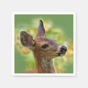 Vignetted Porträtt of Smiling Blacktail Hjort Fawn Pappersservett