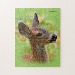 Vignetted Porträtt of Smiling Blacktail Hjort Fawn Pussel