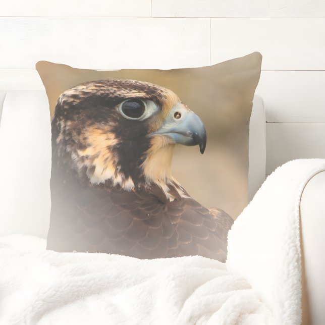 Vignetted Profile of a Peregrine Falcon Kudde (Vignetted Profile of a Peregrine Falcon Throw Pillow on Couch Cover Photo)