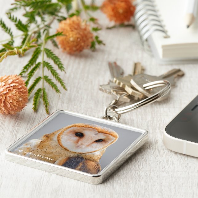 Vignetted Profile of a Serene Barn Uggla Fyrkantig Silverfärgad Nyckelring (Sidan)