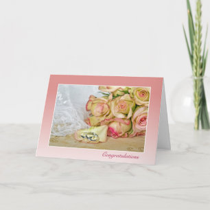 vigselringar på den rosa petalen kort