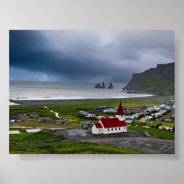Vik-kyrkan och den svarta stranden poster (Framsidan)