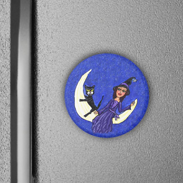 Vik på den svarta kattan i Måne vid halvmånen Magnet (Witch purple dress with black cat on crescent moon night blue sky with stars on magnet.)