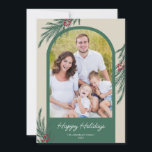 Vikad vintergrönsak Glad jul Julkort<br><div class="desc">Ett elegant julkort med ett trendigt välvt foto. Designen är accentuerad med vintergrönska och bär och en mörkgrön färg.</div>