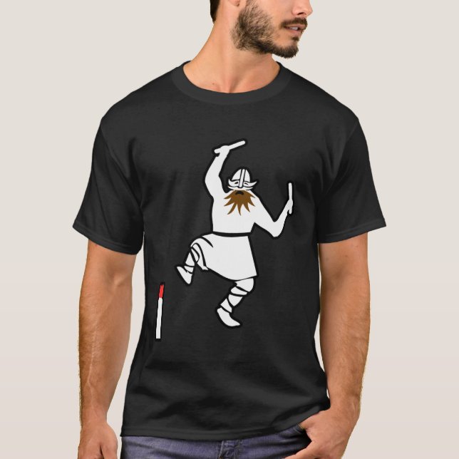 Viking chess  Viking attack the Kubb king on T Shirt (Framsida)