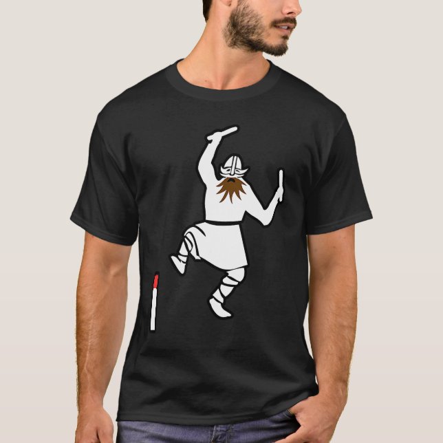 Viking Chess Viking attackerar Kubb kung den T Shirt (Framsida)