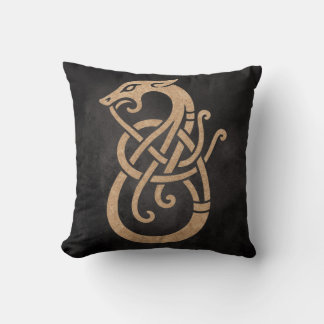 Viking Dragon Knot - Ancient Norse Symbol on Black Kudde