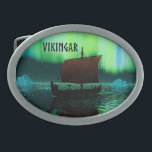 Viking Frakt och norra Ljus<br><div class="desc">En något stiliserad bild av ett Viking-långfartyg som seglar på natten under norra Ljus finns där ett par isbergs; de flesta besättningar sover. Text som läser "VIKINGAR" (Vikings) visas också.</div>