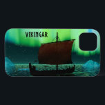 Viking Frakt och norra Ljus<br><div class="desc">En något stiliserad bild av ett Viking-långfartyg som seglar på natten under norra Ljus finns där ett par isbergs; de flesta besättningar sover. Text som läser "VIKINGAR" (Vikings) visas också.</div>