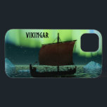 Viking Frakt och norra Ljus<br><div class="desc">En något stiliserad bild av ett Viking-långfartyg som seglar på natten under norra Ljus finns där ett par isbergs; de flesta besättningar sover. Text som läser "VIKINGAR" (Vikings) visas också.</div>