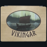 Viking Frakt och norra Ljus iPad Skydd<br><div class="desc">En något stiliserad bild av ett Viking-långfartyg som seglar på natten under norra Ljus finns där ett par isbergs; de flesta besättningar sover. Text som läser "VIKINGAR" (Vikings) visas också. Det här är en avfasad eller vintage av den ljusare originalbilden som också finns tillgänglig.</div>