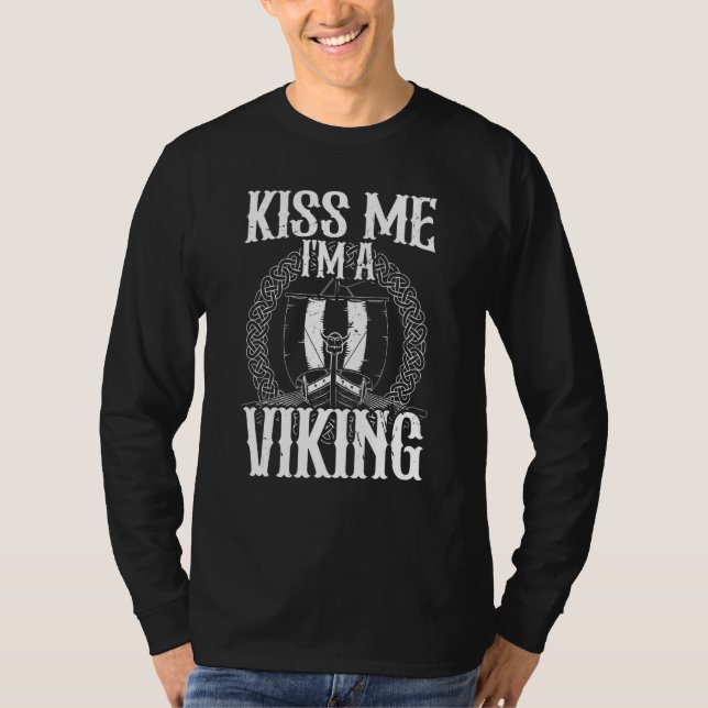 Viking runes and Viking ship of Nordic mythology T Shirt (Framsida)