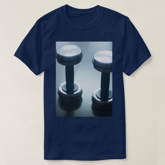 Vikter för metall i gym vid klubb av gym t shirt (Design framsida)