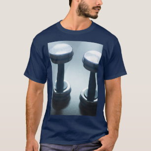 Vikter för metall i gym vid klubb av gym t shirt