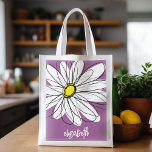 Viktig Daisy - orchid - trendig-skript namn Återanvändbar Påse<br><div class="desc">En frusen och vismisk teckning i en daisy. Det moderna linjer är handritat och innehåller vita blad och en gult för blomman. Bakgrunden är en mjuk, pastelliserad lila - och namn är ett trendig skript i vitt. Du kan lägga till namn, monogram eller annan anpassningsbar. Om du vill flytta runt...</div>