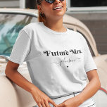 Viktigt 70-talets retro-skript Bred kommer att bli T Shirt<br><div class="desc">Den här elegantens t-shirt skulle vara en underbar gåva till framtida brud! Lägg enkelt till ditt eget efternamn genom att klicka på alternativet "anpassa".</div>