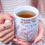 Viktigt Blommigt Bok bokning i Namn vid Älskare Kaffemugg<br><div class="desc">Det vimliga öppna bok med blommor och fjärilar med den personlig texten " att läsa mugg",  en underbar bokglad gåva till en bokmask eller medlem av klubben i bok,  för vilken tillfälle som helst.</div>