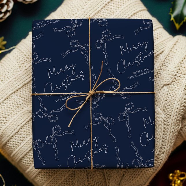 Viktigt Bows Navy Blue Family Namn Helgdag Julafto Presentpapper (Hand drawn whimsical ribbons navy and white Christmas Gift Wrapping Paper with your custom name)