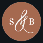 Viktigt kalligrafi Terracotta Bröllop Monogram Runt Klistermärke<br><div class="desc">Lägg till en charmerande avslutande beröring till ditt bröllop-kontorsmaterial eller favoriter med det här bröllop-klistermärket som innehåller ett vismiskt kalligrafiskt skärpeband. Designat med ett romantiskt men modernt flair är detta dekal perfekt för försegling av höljen, dekorering av favoritlådor eller tillägg av en personlig till välkomstpåsar med mera. Den handdragna ampersanden...</div>