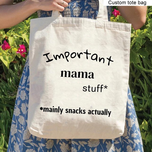 Viktigt mamma saker, huvudsakligen snacks som fakt tygkasse (Important mama stuff, mainly snacks actually funny tote bag)