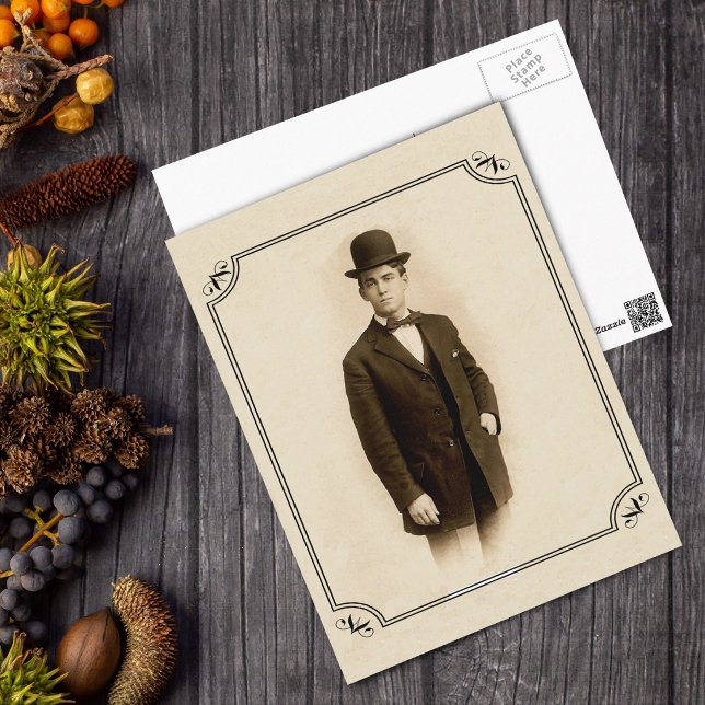 Viktoriansk herrpostkort vykort (Black White photo of Victorian era man in suitcoat and hat in ornate frame on tan postcard.)