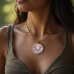 Viktoriskt gyllene hjärta med lilaska blommor, vin guldpläterat halsband<br><div class="desc">Det vackra Necklace har ett gyllene Viktorianskt hjärta som dekoreras med blommor på en romantisk bakgrund i mjuk lilac färg. Underbart Alla hjärtans gåva till vilken kvinna som helst! Anpassningsbar.</div>